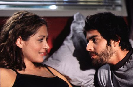 Still of Adam Goldberg and Sasha Alexander in All Over the Guy (2001)