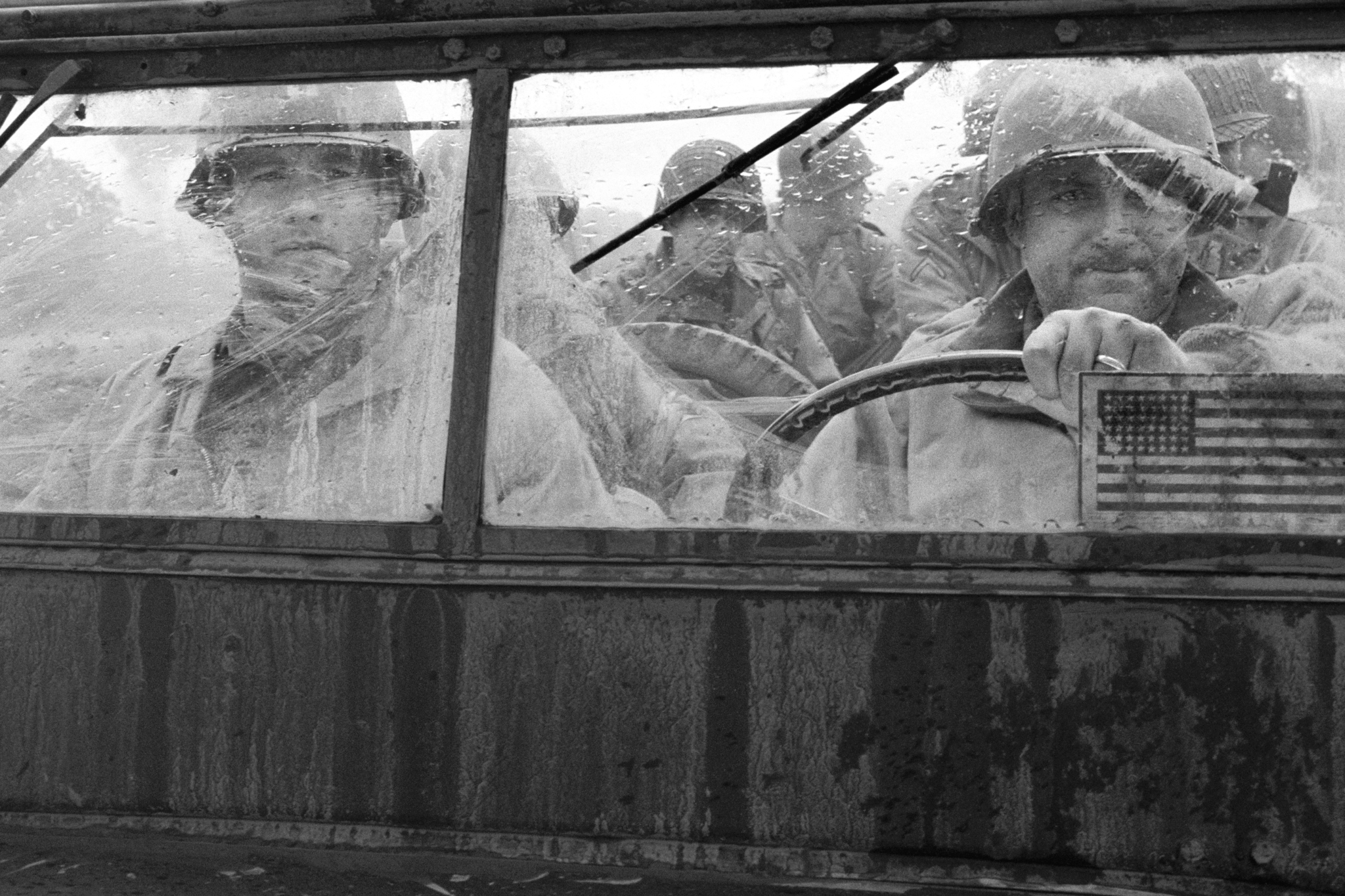 Still of Tom Hanks, Tom Sizemore and Adam Goldberg in Gelbstint eilini Rajena (1998)