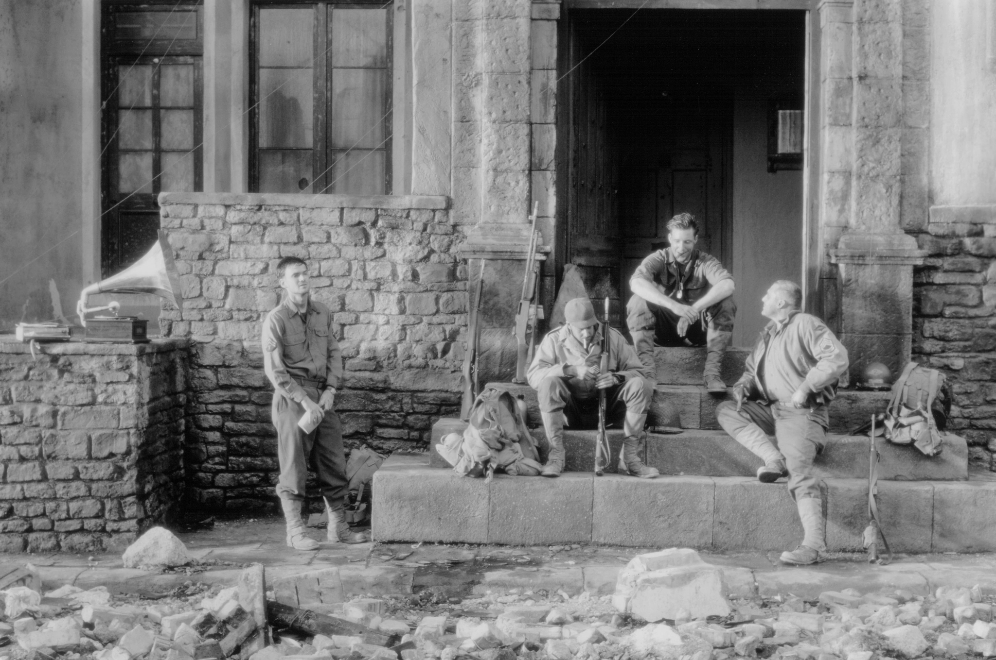 Still of Jeremy Davies, Tom Sizemore, Adam Goldberg and Edward Burns in Gelbstint eilini Rajena (1998)