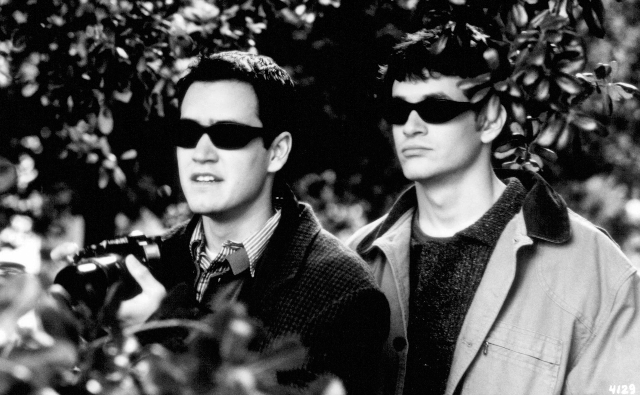Still of Mark-Paul Gosselaar and Tom Everett Scott in Dead Man on Campus (1998)