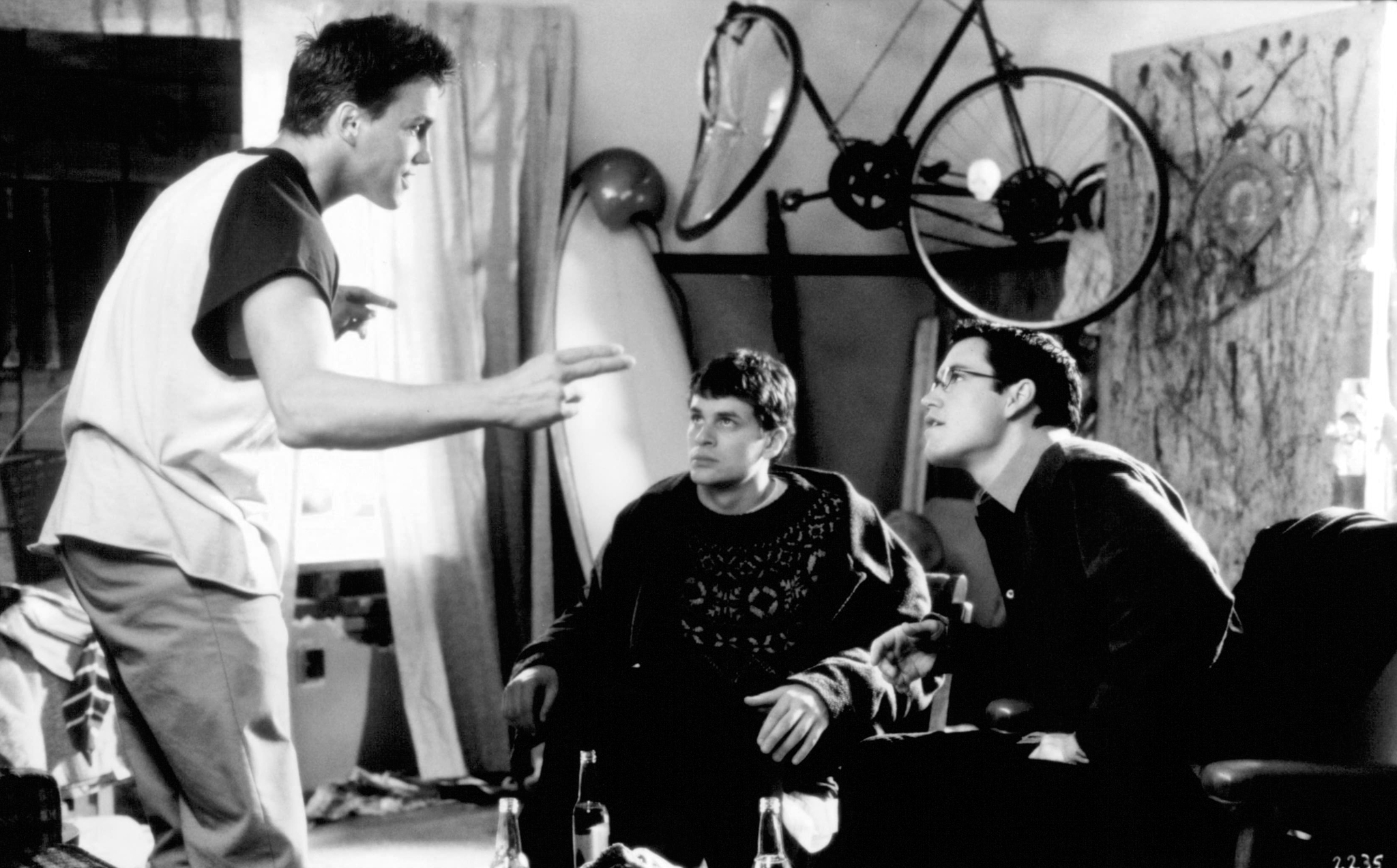 Still of Mark-Paul Gosselaar, Lochlyn Munro and Tom Everett Scott in Dead Man on Campus (1998)