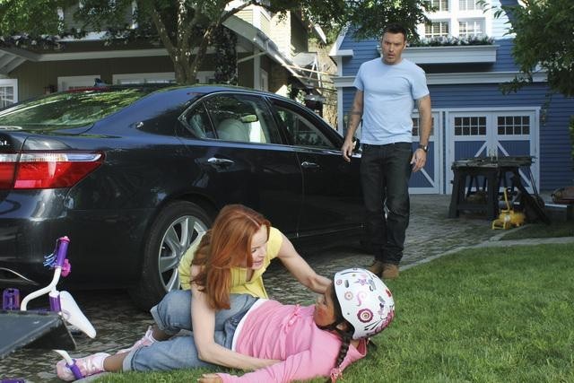 Still of Brian Austin Green, Marcia Cross and Madison De La Garza in Nusivylusios namu seimininkes (2004)