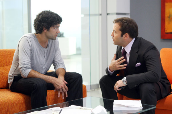 Still of Adrian Grenier and Jeremy Piven in Entourage (2004)