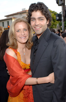 Adrian Grenier and Elizabeth Gabler at event of Ir velnias devi Prada (2006)