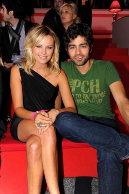 Adrian Grenier and Malin Akerman