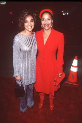 Debbie Allen and Jasmine Guy at event of Beloved (1998)