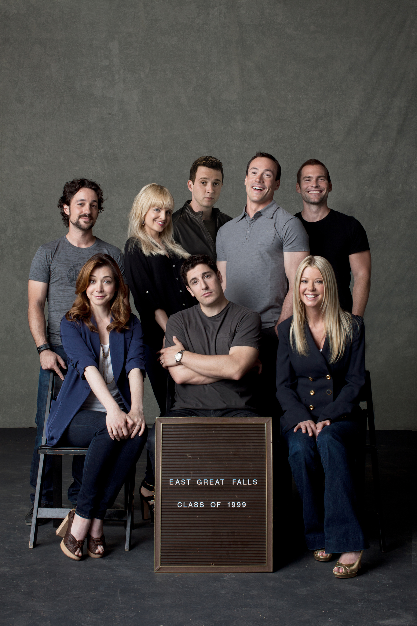 Mena Suvari, Jason Biggs, Alyson Hannigan, Chris Klein, Tara Reid, Seann William Scott and Eddie Kaye Thomas in Amerikietiskas pyragas: klases susitikimas (2012)