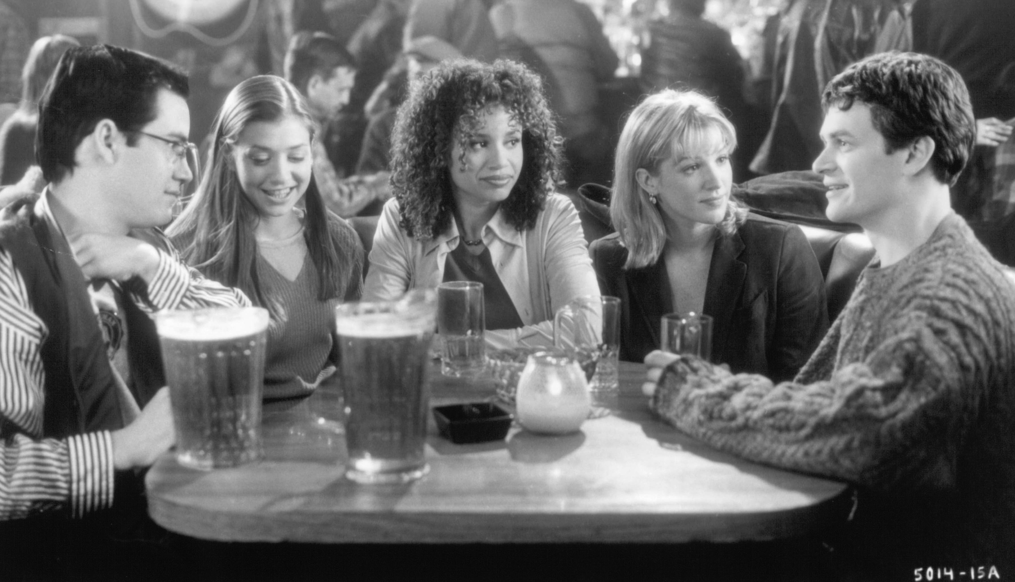 Still of Mark-Paul Gosselaar, Alyson Hannigan, Mari Morrow, Poppy Montgomery and Tom Everett Scott in Dead Man on Campus (1998)