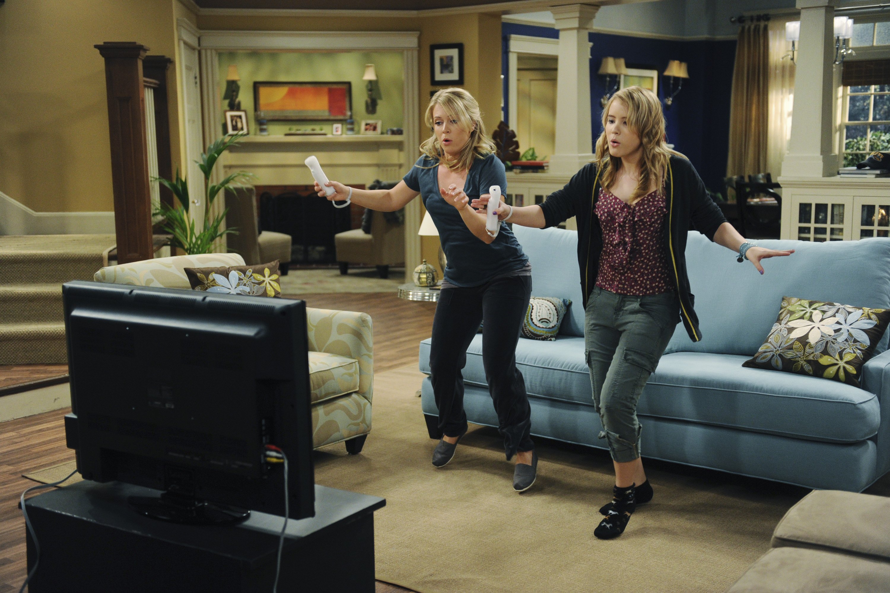 Still of Melissa Joan Hart and Taylor Spreitler in Melissa & Joey (2010)