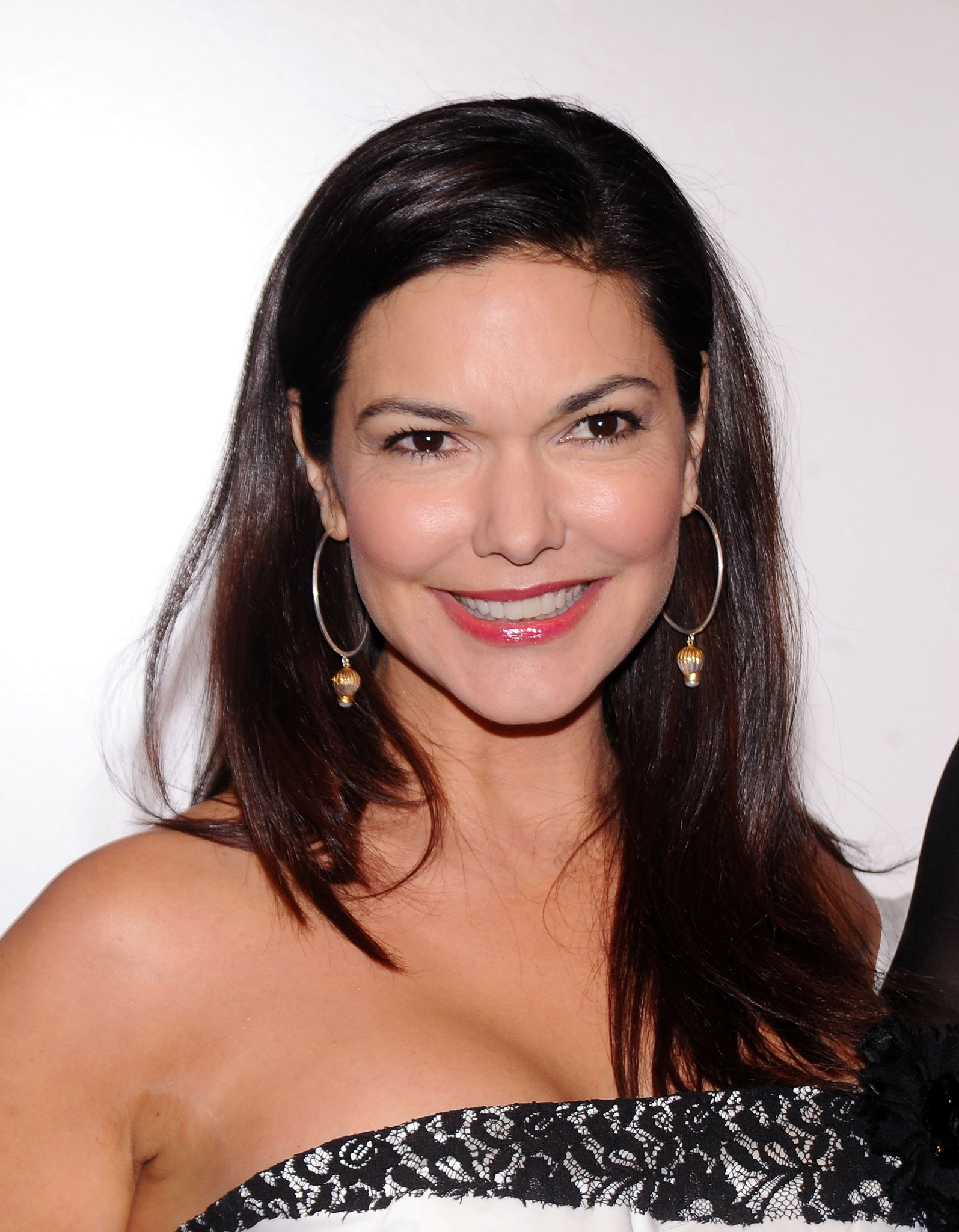 Laura Harring at event of Paskutinis tevu isbandymas. Mazieji Fakeriai (2010)