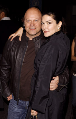Michael Chiklis and Laura Harring at event of Skydas (2002)