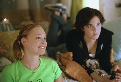 Still of Alexandra Holden and Mandy Moore in How to Deal (2003)