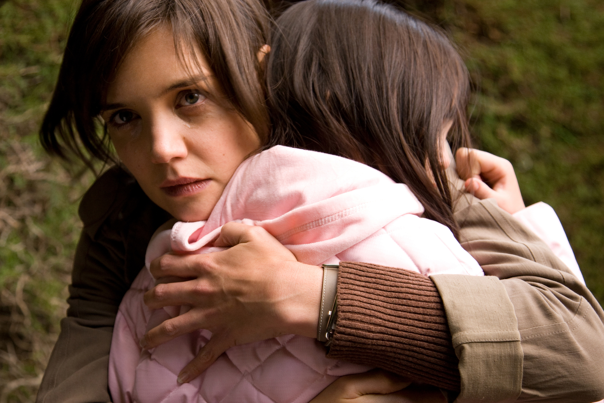 Still of Katie Holmes and Bailee Madison in Nebijok tamsos (2010)