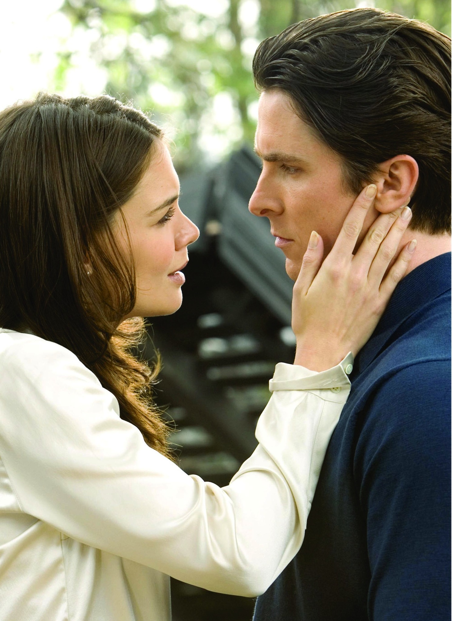 Still of Christian Bale and Katie Holmes in Betmenas: Pradzia (2005)