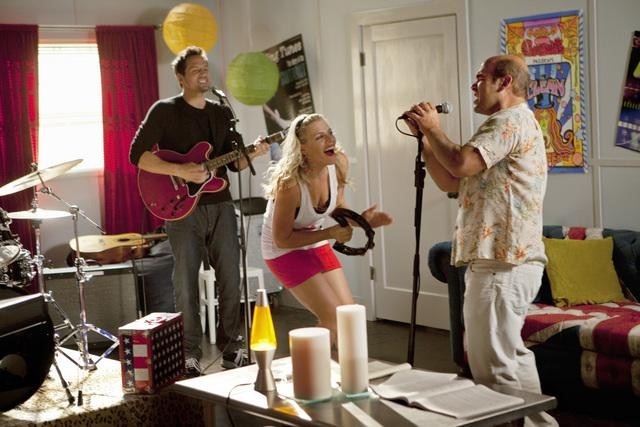 Still of Josh Hopkins, Busy Philipps and Ian Gomez in Cougar Town (2009)