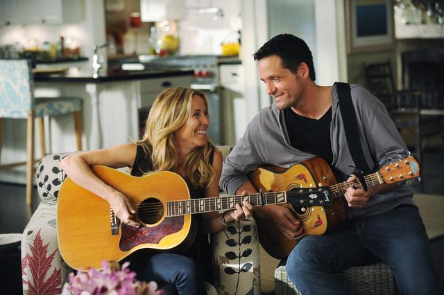 Still of Sheryl Crow and Josh Hopkins in Cougar Town (2009)