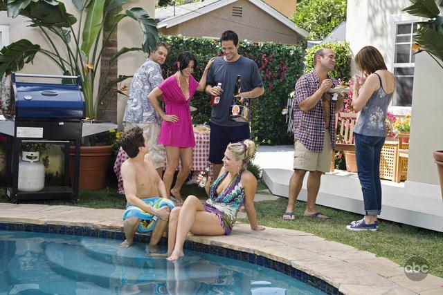 Still of Courteney Cox, Josh Hopkins, Busy Philipps, Ian Gomez and Brian Van Holt in Cougar Town (2009)