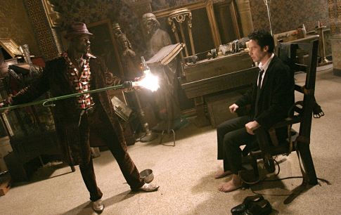 Still of Keanu Reeves and Djimon Hounsou in Constantine (2005)