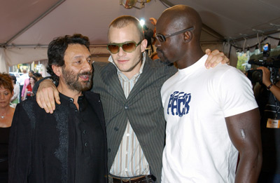 Shekhar Kapur, Djimon Hounsou and Heath Ledger at event of The Four Feathers (2002)
