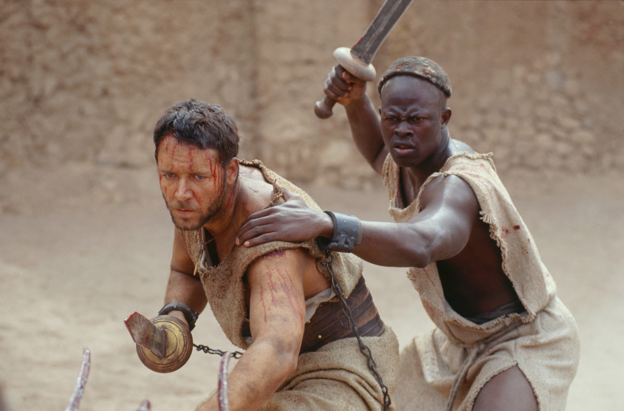 Still of Russell Crowe and Djimon Hounsou in Gladiatorius (2000)