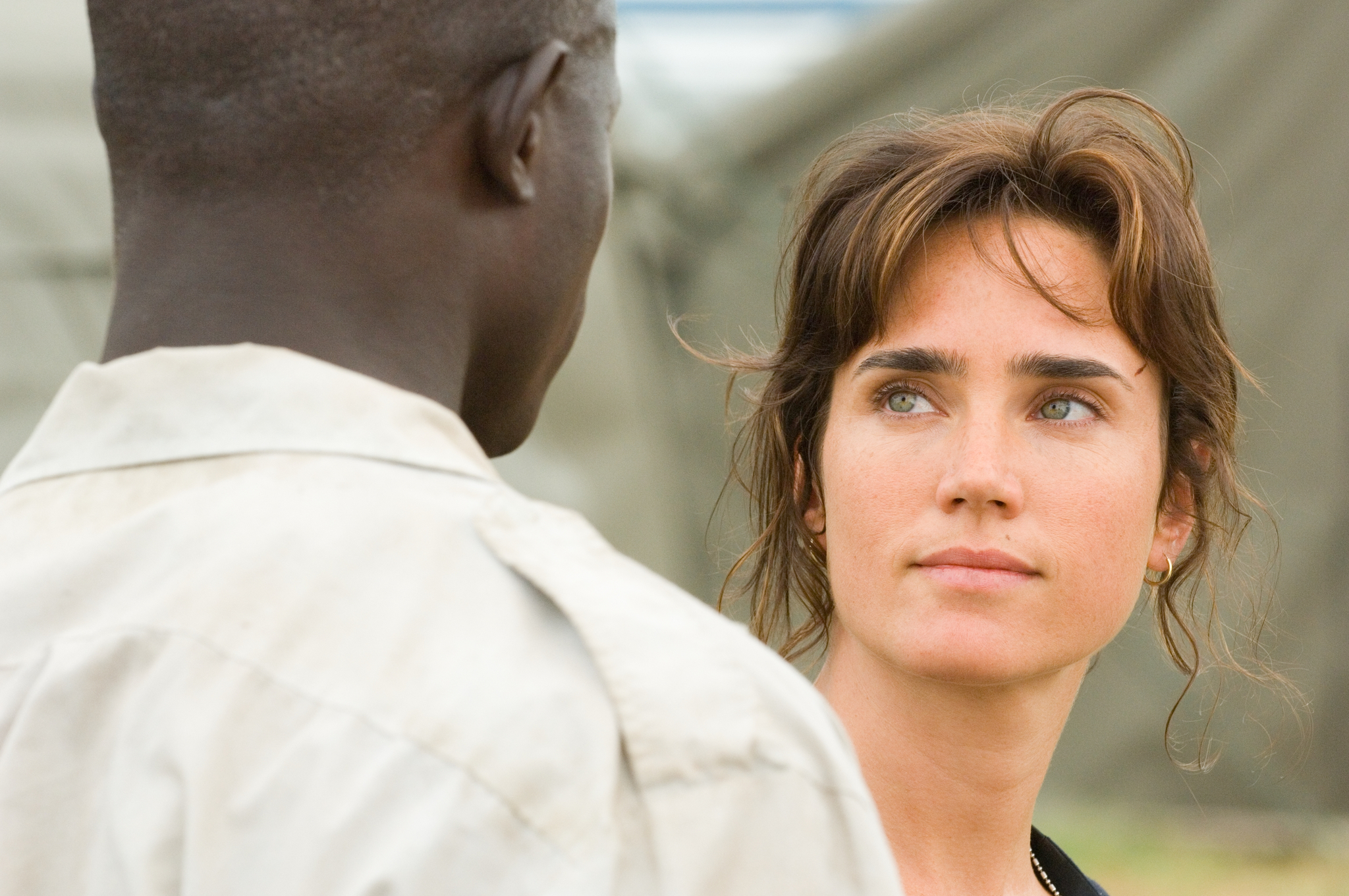 Still of Jennifer Connelly and Djimon Hounsou in Kruvinas deimantas (2006)