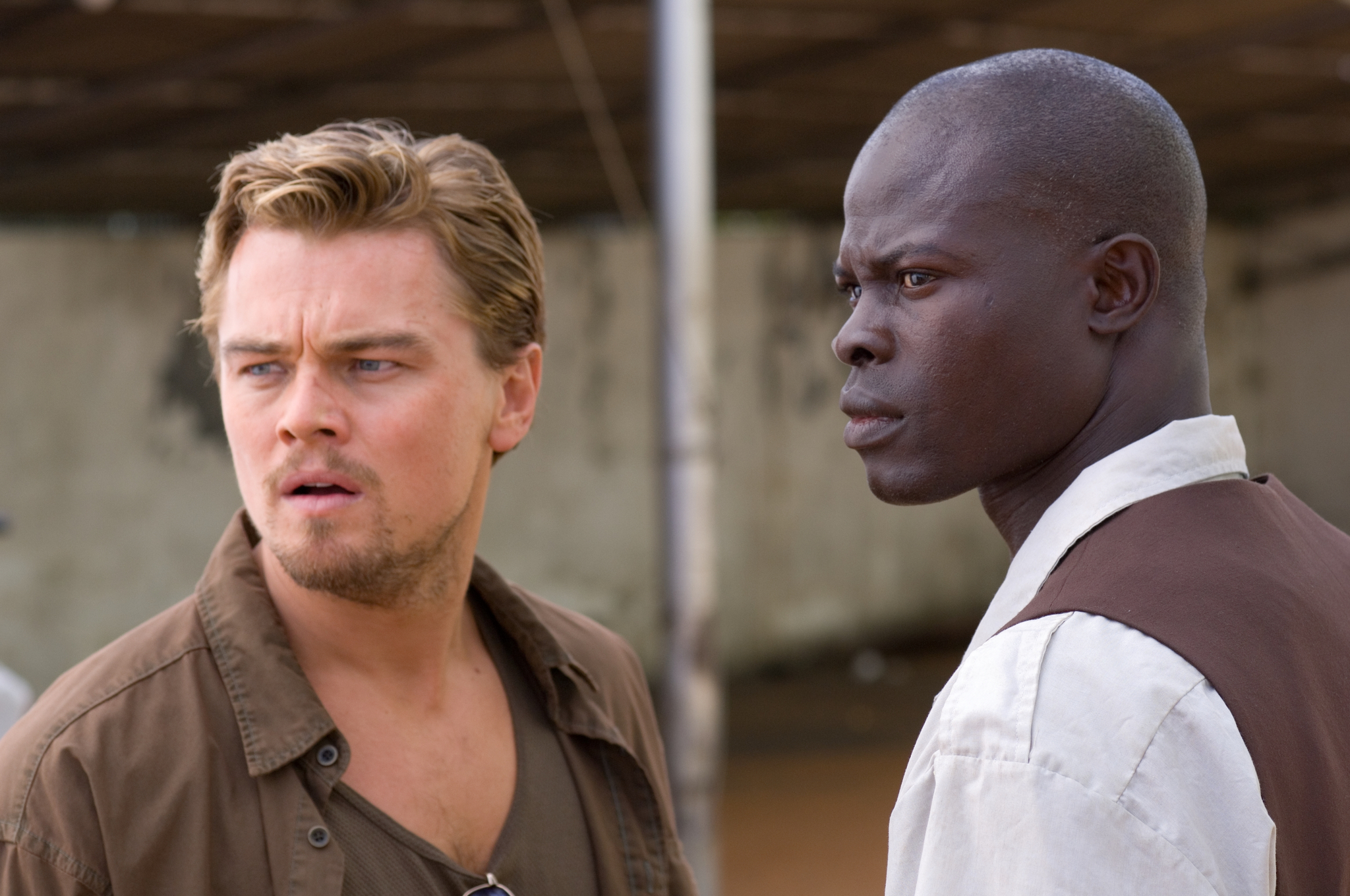 Still of Leonardo DiCaprio and Djimon Hounsou in Kruvinas deimantas (2006)