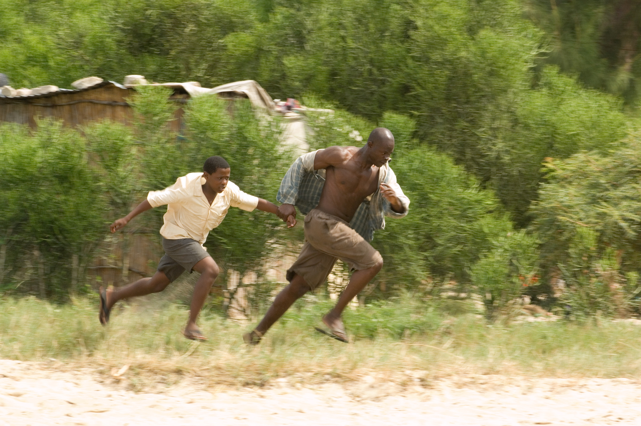 Still of Djimon Hounsou and Kagiso Kuypers in Kruvinas deimantas (2006)