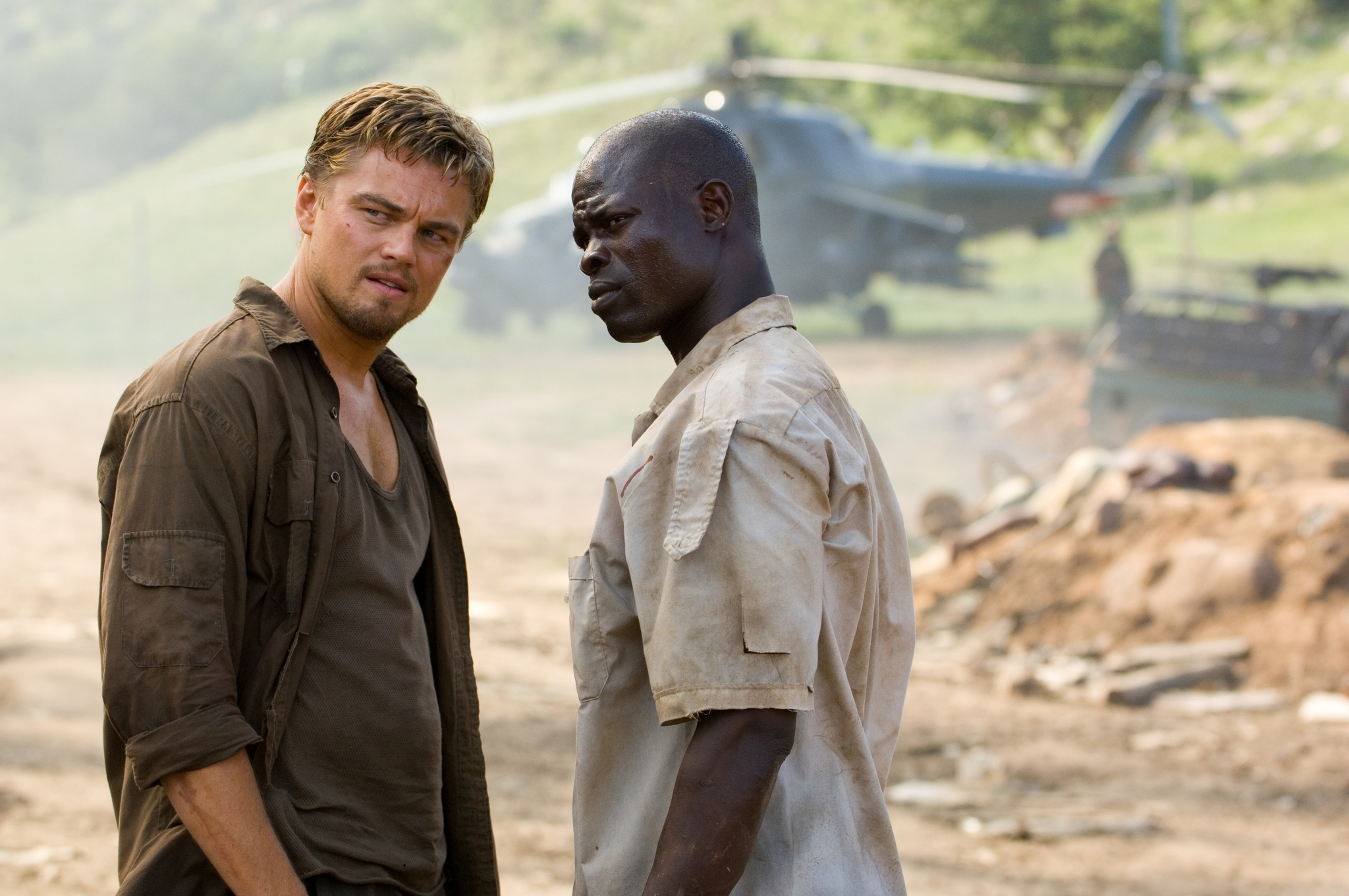Still of Leonardo DiCaprio and Djimon Hounsou in Kruvinas deimantas (2006)