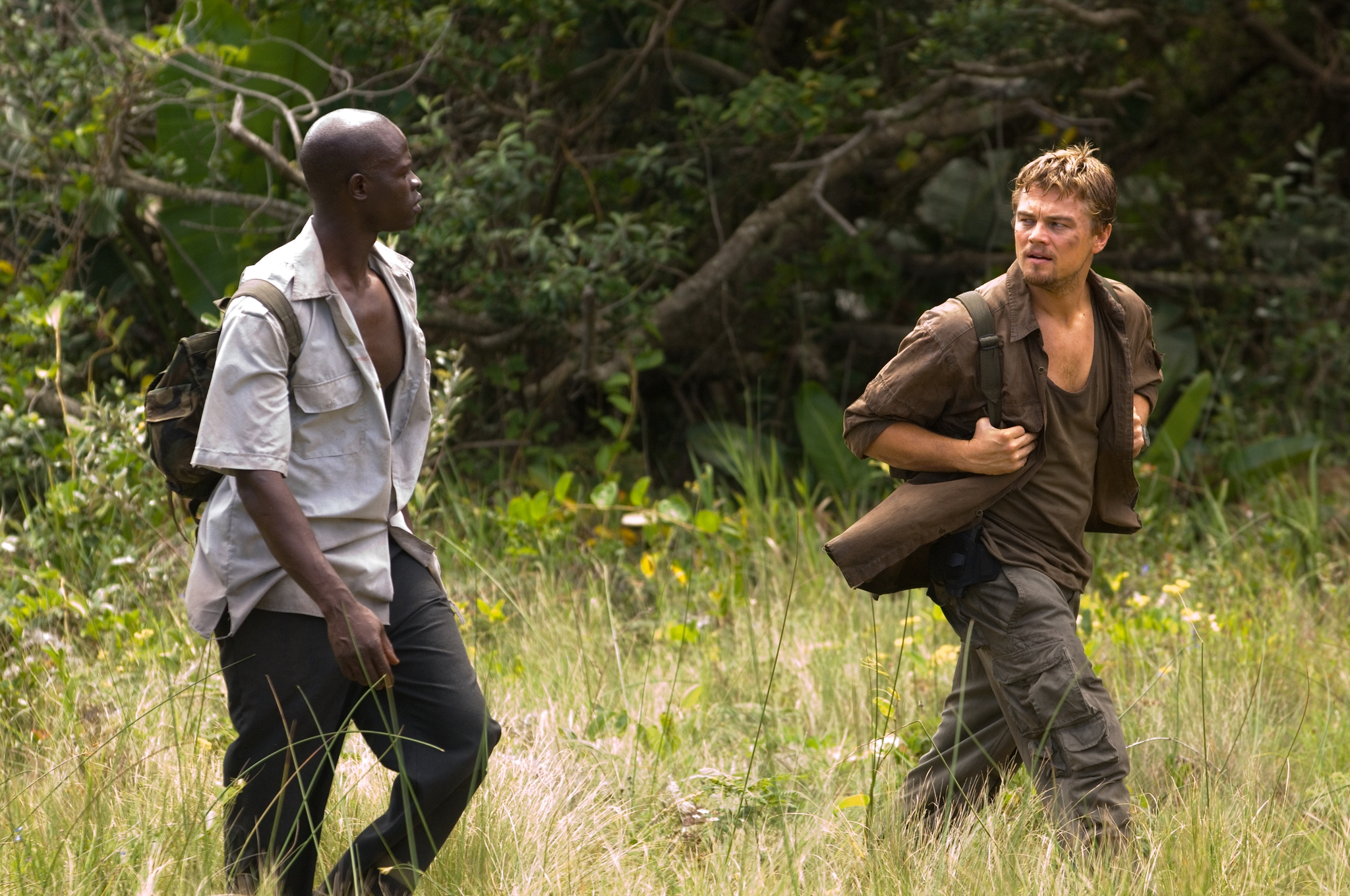 Still of Leonardo DiCaprio and Djimon Hounsou in Kruvinas deimantas (2006)