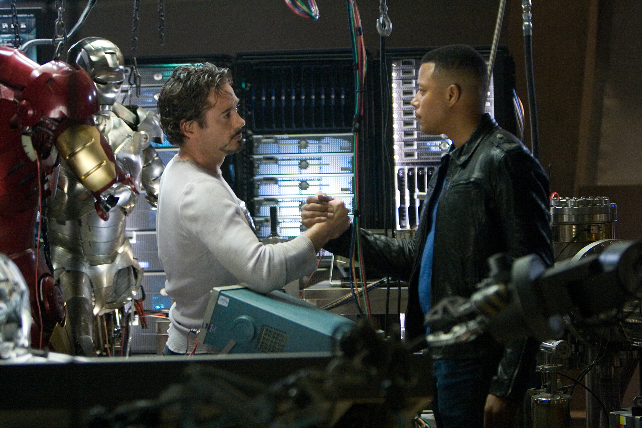 Still of Robert Downey Jr. and Terrence Howard in Gelezinis zmogus (2008)