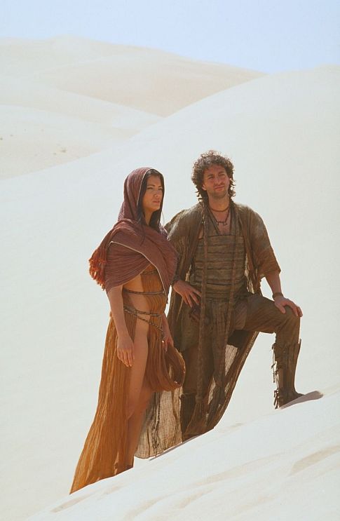 Still of Kelly Hu and Grant Heslov in The Scorpion King (2002)