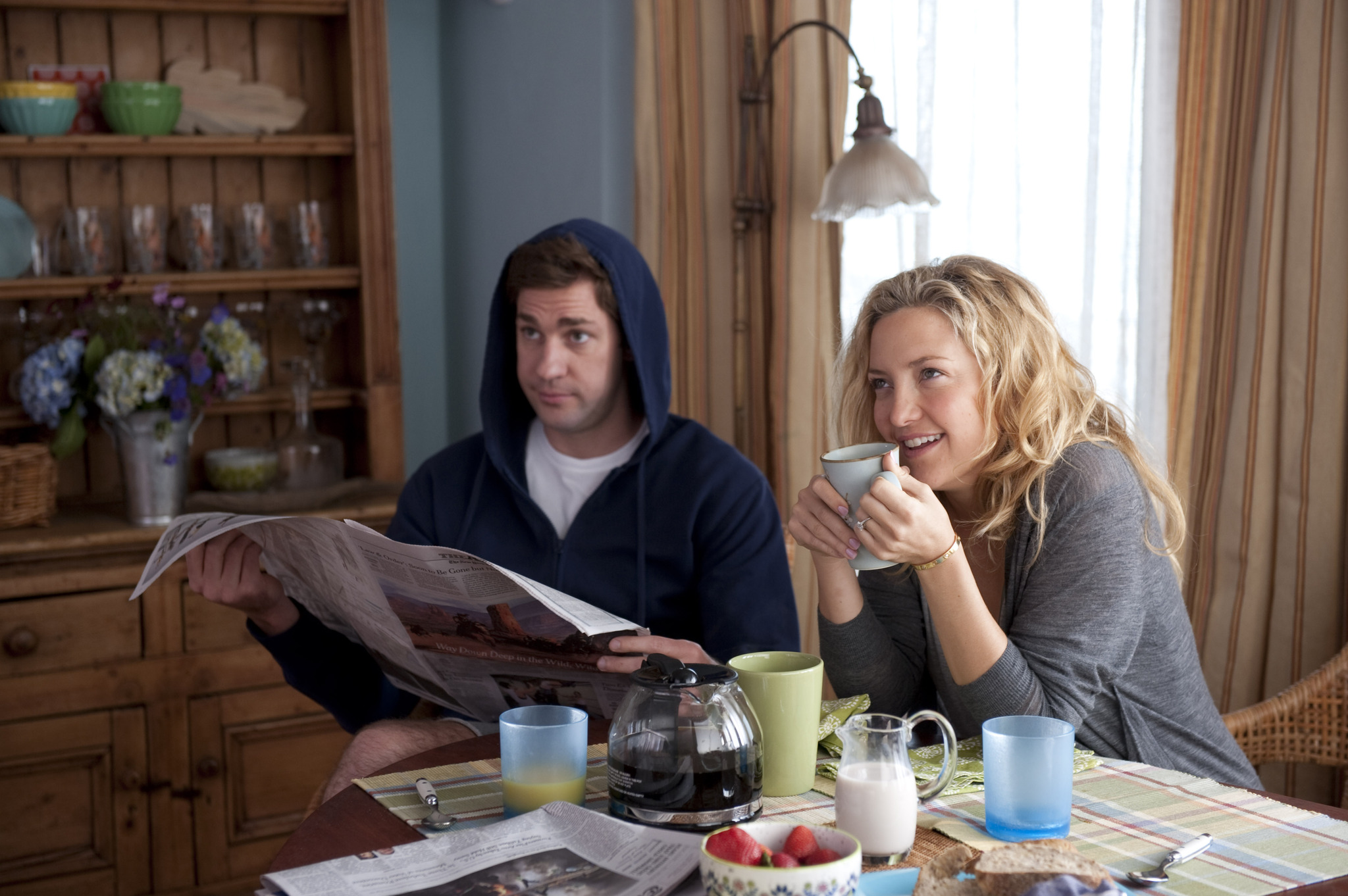 Still of Kate Hudson and John Krasinski in Kazkas skolinto (2011)