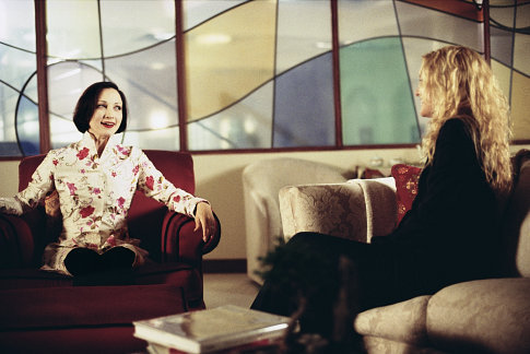 Still of Bebe Neuwirth and Kate Hudson in How to Lose a Guy in 10 Days (2003)