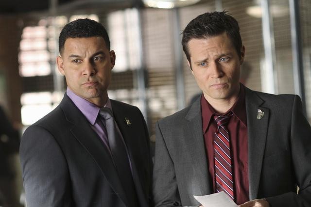 Still of Jon Huertas and Seamus Dever in Kastlas (2009)