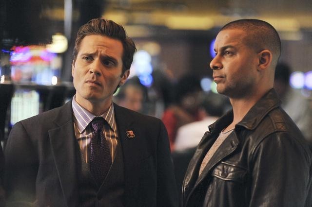 Still of Jon Huertas and Seamus Dever in Kastlas (2009)