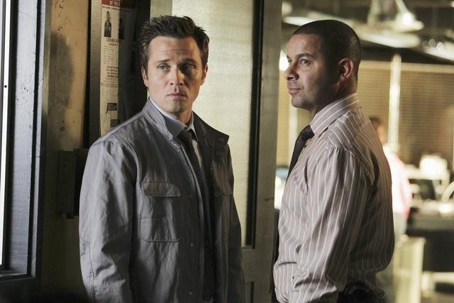 Still of Jon Huertas and Seamus Dever in Kastlas (2009)