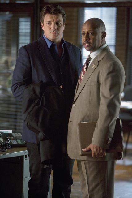 Still of Jon Huertas and Nathan Fillion in Kastlas (2009)