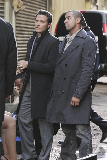 Still of Jon Huertas and Seamus Dever in Kastlas (2009)