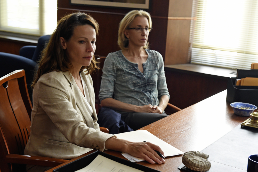 Still of Lili Taylor and Felicity Huffman in American Crime (2015)