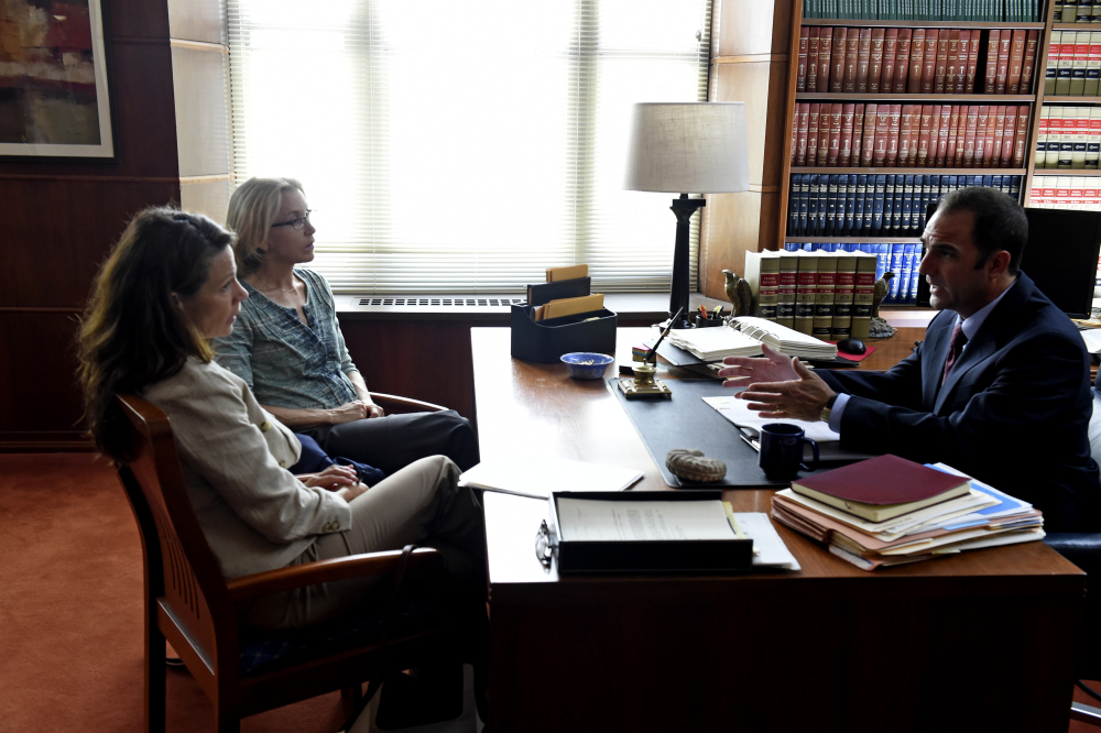 Still of Lili Taylor, Felicity Huffman and Joe Nemmers in American Crime (2015)