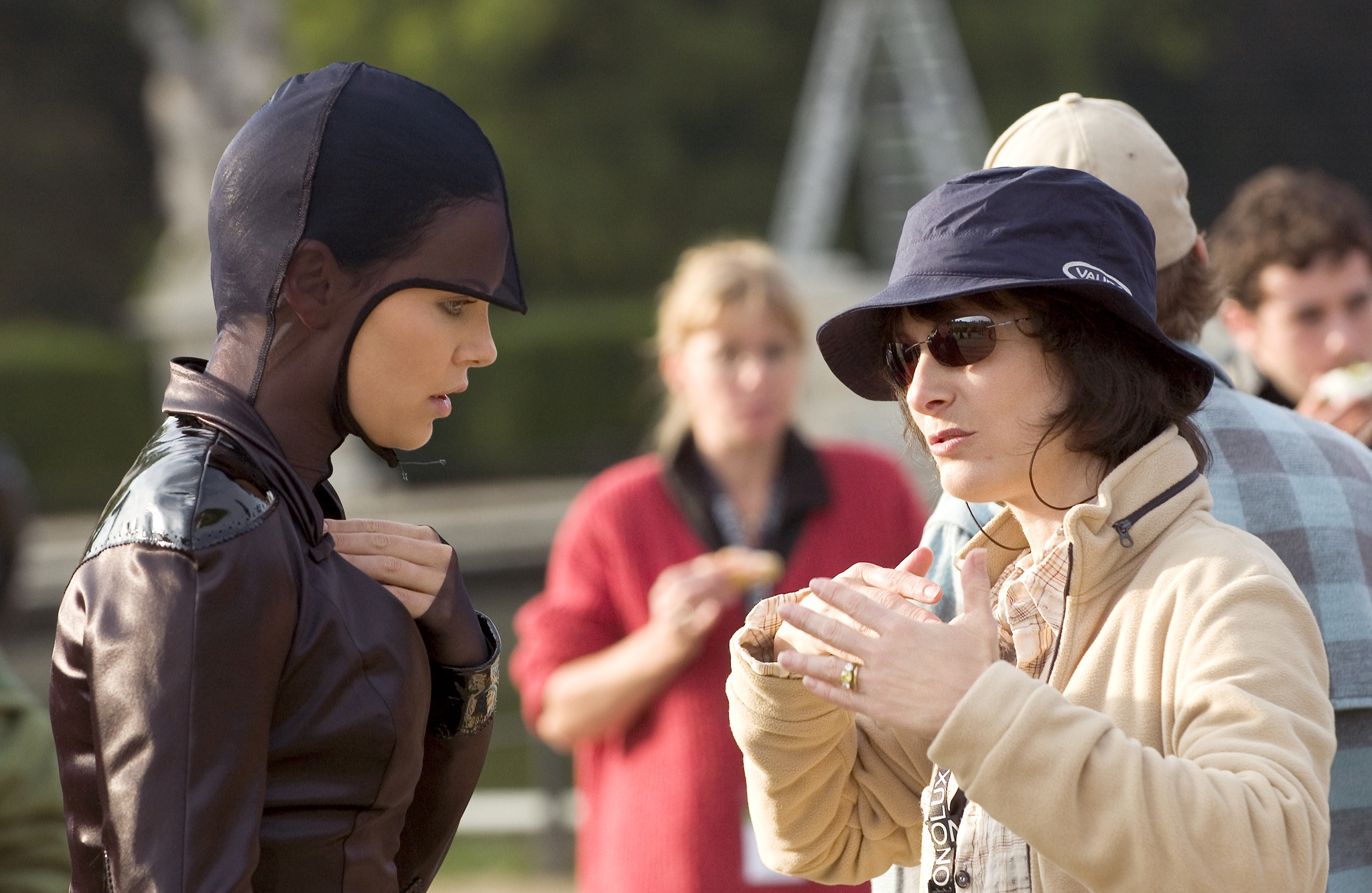 Still of Charlize Theron and Gale Anne Hurd in Æon Flux (2005)