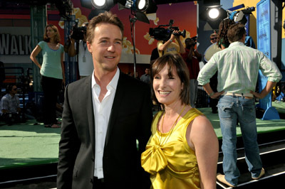 Edward Norton and Gale Anne Hurd at event of Nerealusis Halkas (2008)