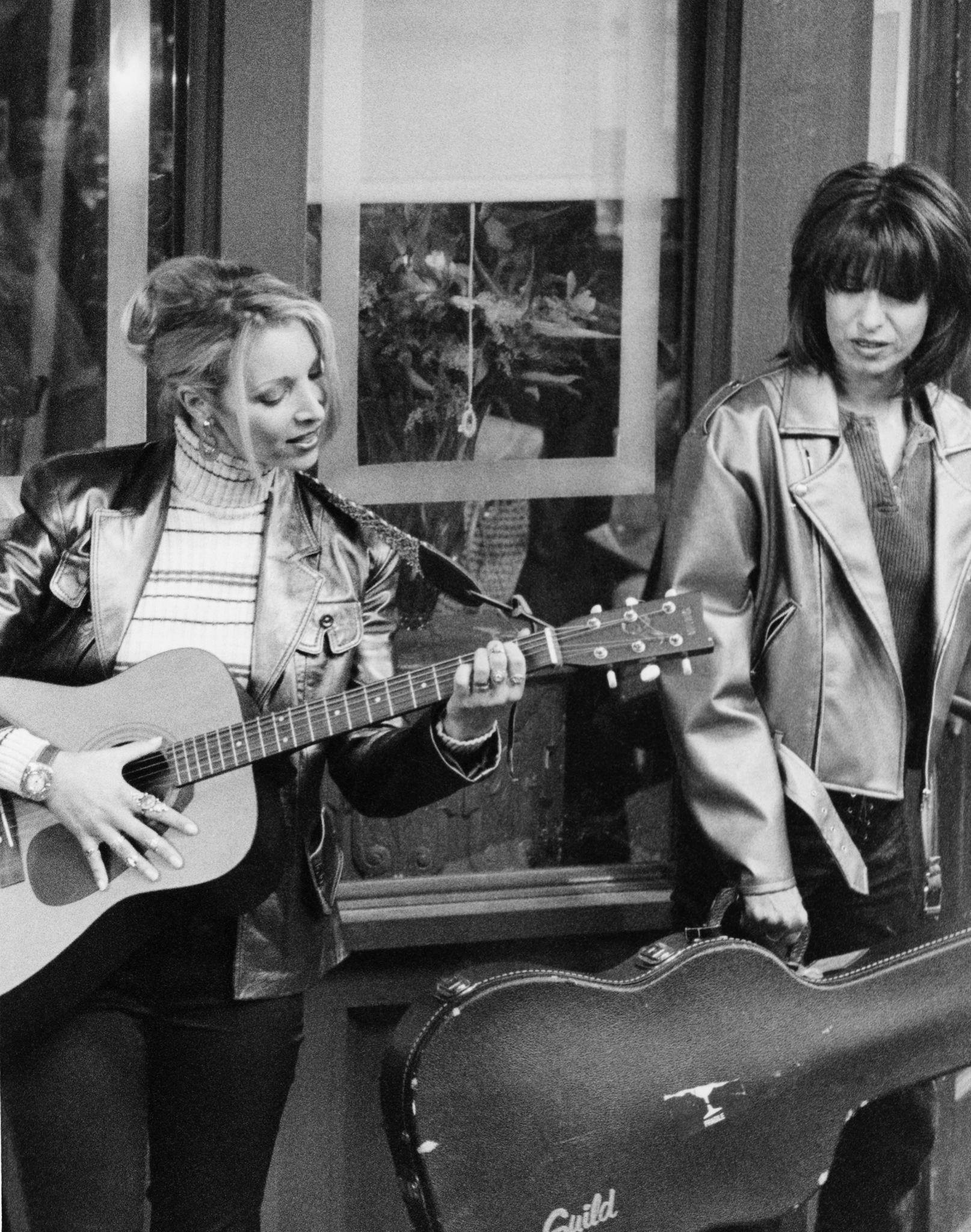 Still of Lisa Kudrow and Chrissie Hynde in Draugai (1994)