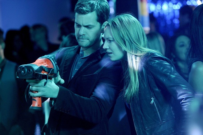 Still of Joshua Jackson and Anna Torv in Ties riba (2008)