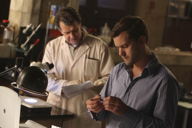 Still of Joshua Jackson and John Noble in Ties riba (2008)