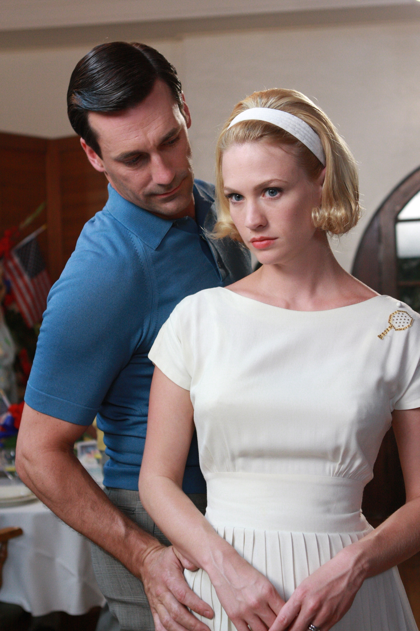 Still of January Jones and Jon Hamm in MAD MEN. Reklamos vilkai (2007)