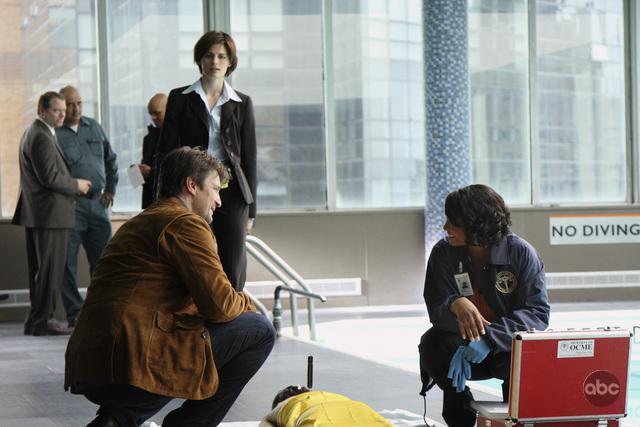 Still of Tamala Jones, Nathan Fillion and Stana Katic in Kastlas (2009)