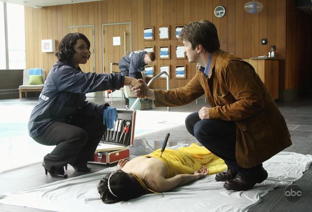 Still of Tamala Jones and Nathan Fillion in Kastlas (2009)