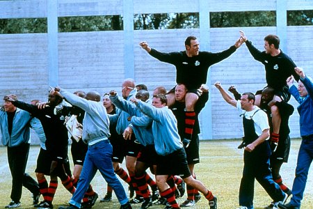 Still of Vinnie Jones and Danny Dyer in Mean Machine (2001)