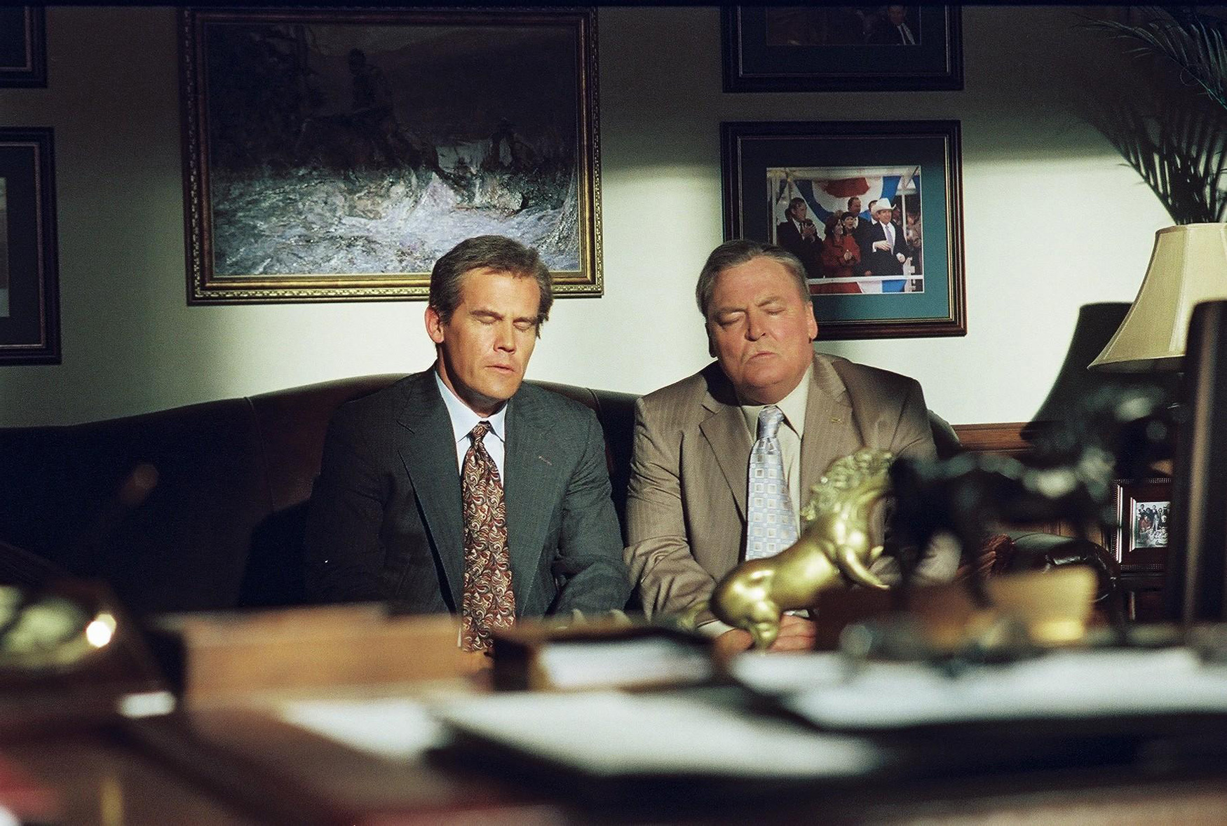 Still of Josh Brolin and Stacy Keach in W. (2008)